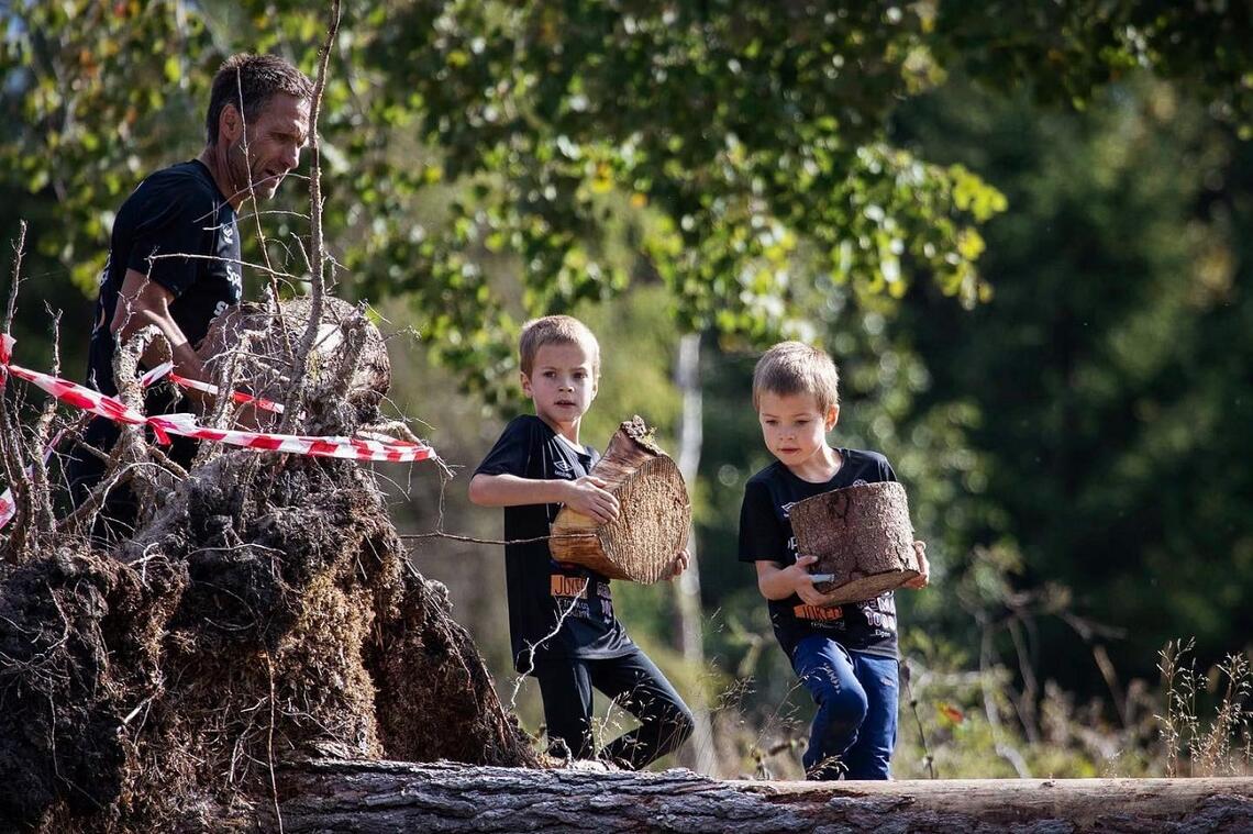 Barna kan også delta på hovedløpet sammen med en voksen. Her er det tvillingene Håkon og Georg Gjermundshaug (7) som stilte på lag med pappa Arve i fjorårets Forest Run. (Foto fra Forest Runs facebookside)