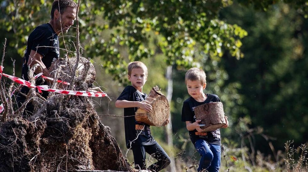 Barna kan også delta på hovedløpet sammen med en voksen. Her er det tvillingene Håkon og Georg Gjermundshaug (7) som stilte på lag med pappa Arve i fjorårets Forest Run. (Foto fra Forest Runs facebookside)