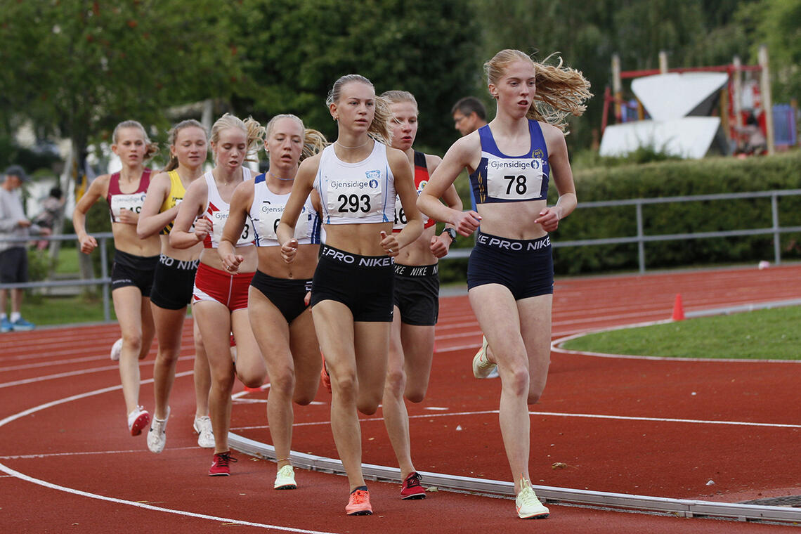 Andrea Nygård Vie (78) vant 16-årsklassen, mens Astrid Cecilie Berntsen, som her ligger på tredjeplass, vant 15-årsklassen. (Foto: Vestpress)