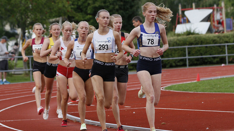 Andrea Nygård Vie (78) vant 16-årsklassen, mens Astrid Cecilie Berntsen, som her ligger på tredjeplass, vant 15-årsklassen. (Foto: Vestpress) 