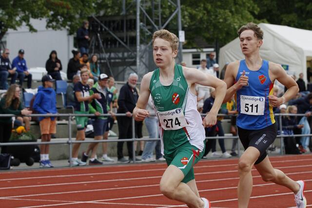 Håkon Moe Berg i føringen på 800 m med Sondre Svarholt i rygg. (Foto: Vestpress)