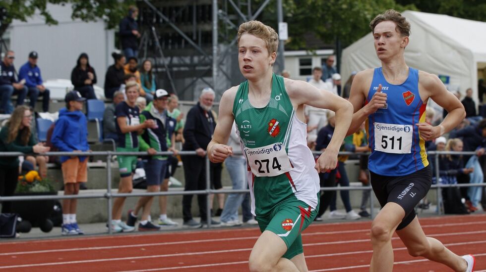 Håkon Moe Berg i føringen på 800 m med Sondre Svarholt i rygg. (Foto: Vestpress)