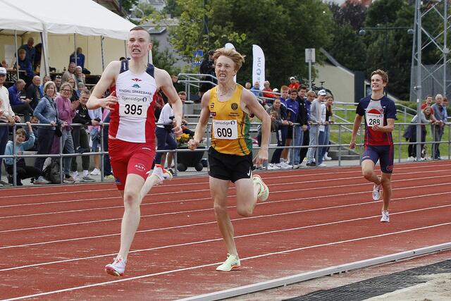 Magnus Øyen Rindal IL  spurter inn til UM-gull foran Sondre Strande Omland med Sondre Søgård Lehmann på bronseplass. (Foto: Vestpress)