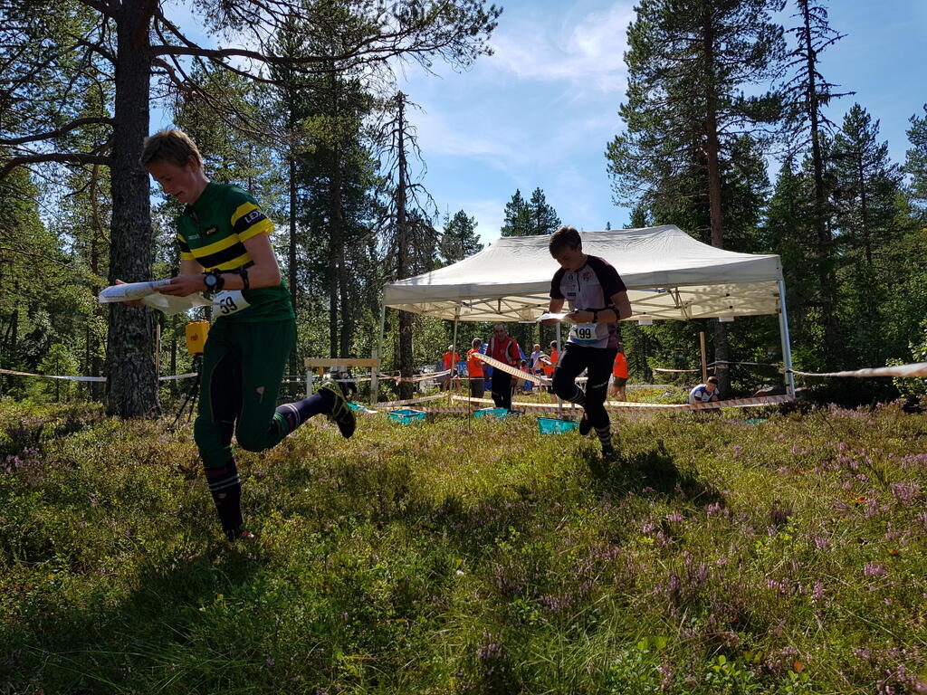 Elias Jonsson og Lars Lien ut fra start.