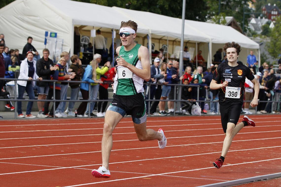 Ole Jakob Solbu i tet foran Esten Hauen på 800 meter under UM. (Foto: Vestpress)