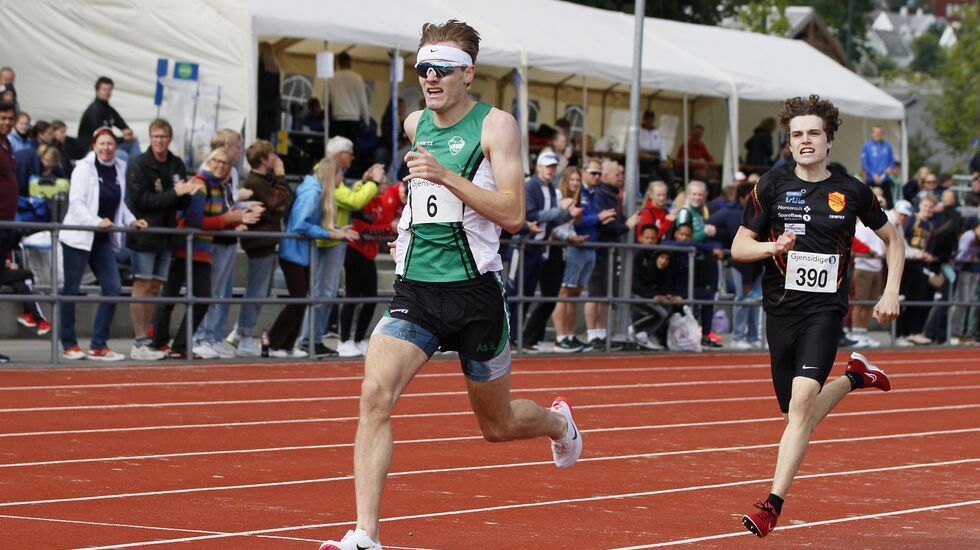 Ole Jakob Solbu i tet foran Esten Hauen på 800 meter under UM. (Foto: Vestpress)