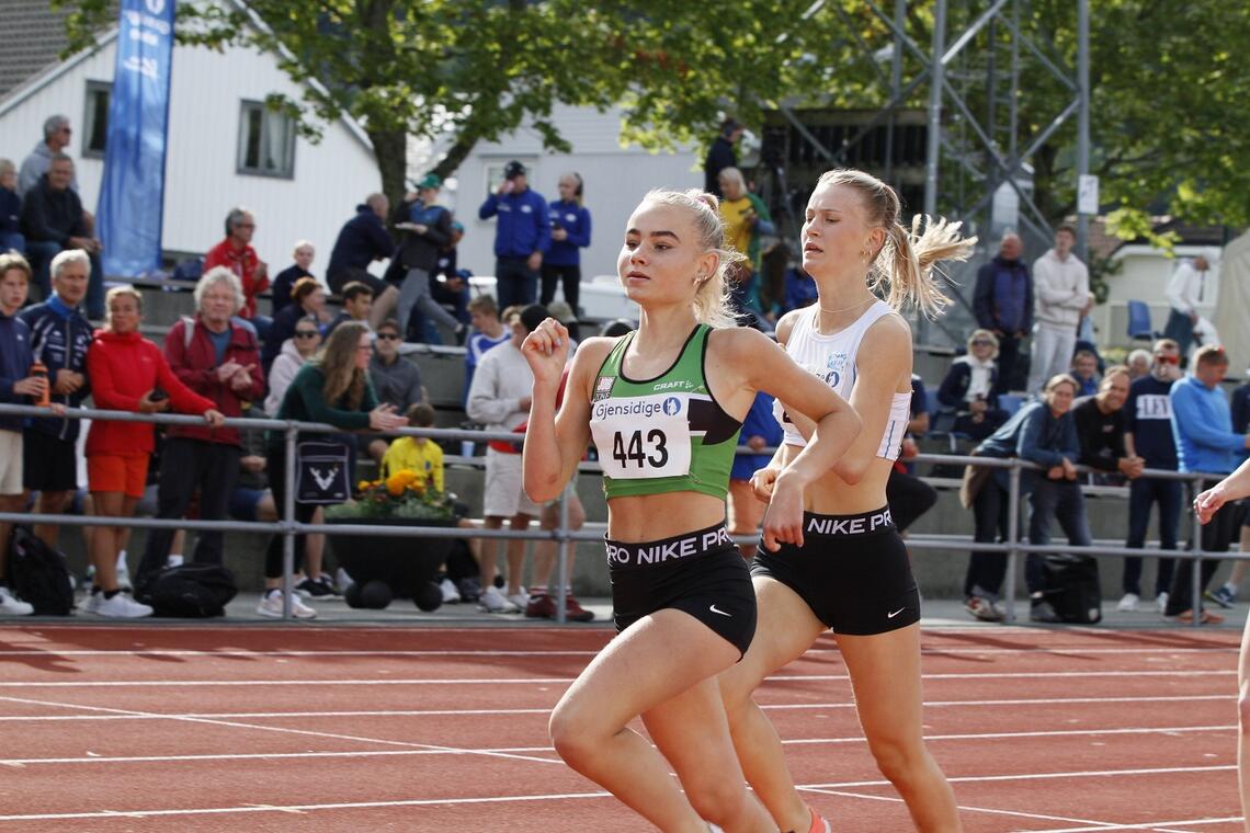3000 m-vinner Malin Søtorp Solberg (443) da hun måtte nøye seg med bronsemedaljen bak Selma Alison Boesen Skisaker på 800m lørdag. (Foto: Vestpress)