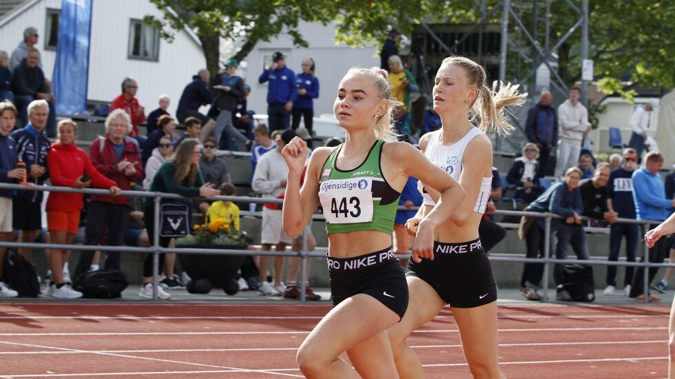 3000 m-vinner Malin Søtorp Solberg (443) da hun måtte nøye seg med bronsemedaljen bak Selma Alison Boesen Skisaker på 800m lørdag. (Foto: Vestpress)