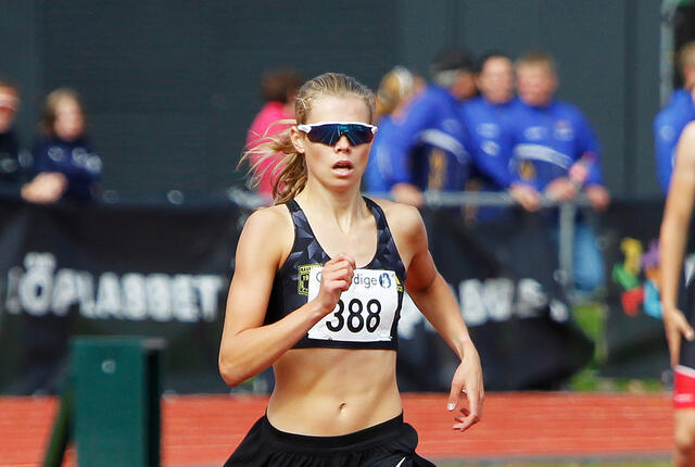 Malin Hoelsveen på vei inn til UM-gull på 800 m. (Foto: Vestpress)