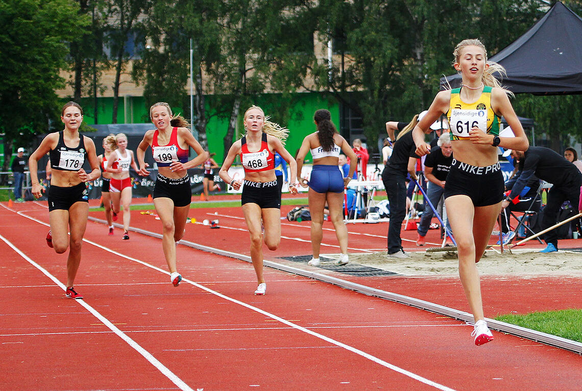 Wilma Anna Bekkemoen Torbjörnsson (til høyre) vant UM-gullet på 2000 m i 15-årsklassen. (Foto: Vestpress)