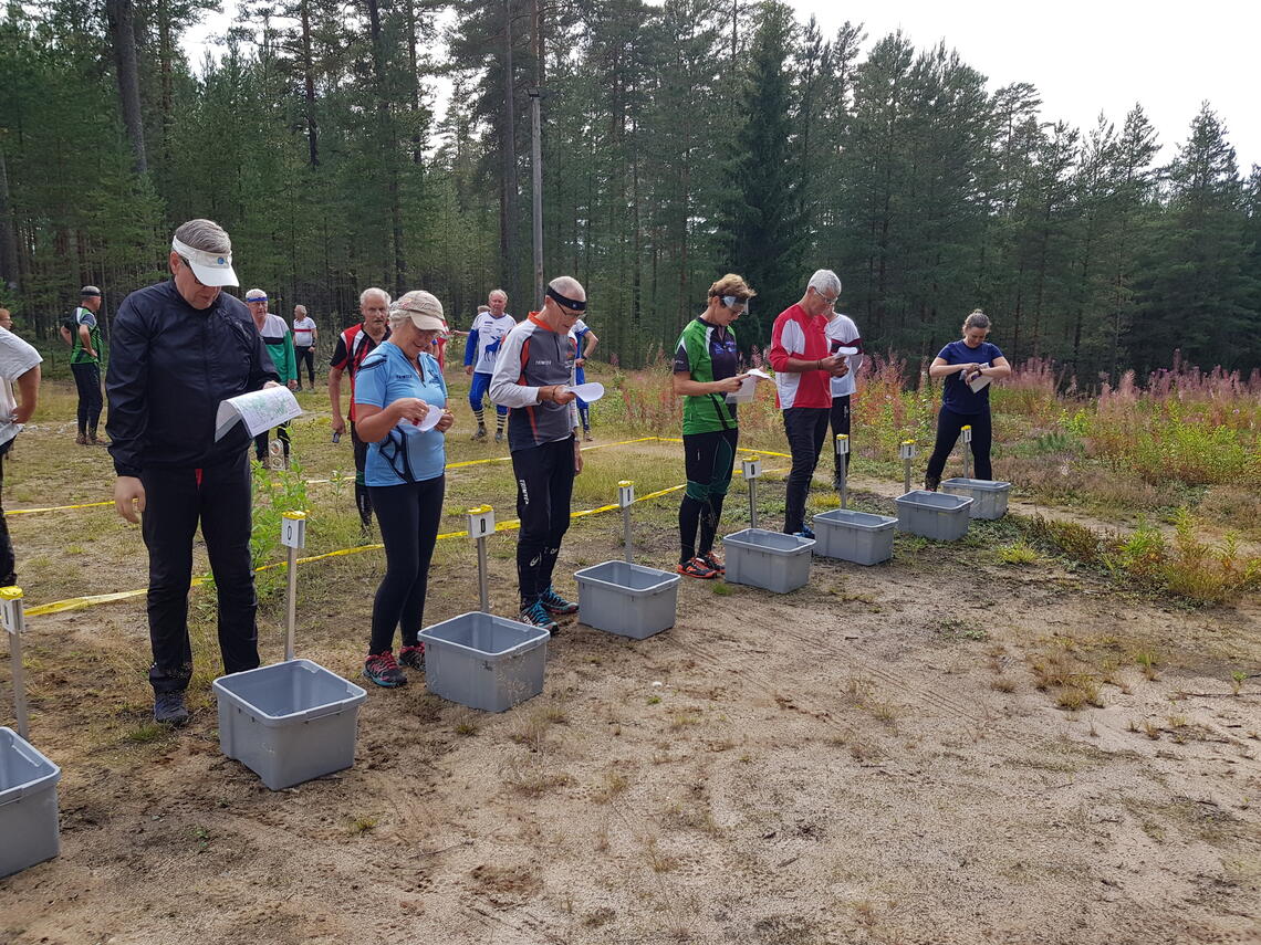 Klart til start for bl.a. Nina Smedstad (til høyre) som vant D 5,5 km.