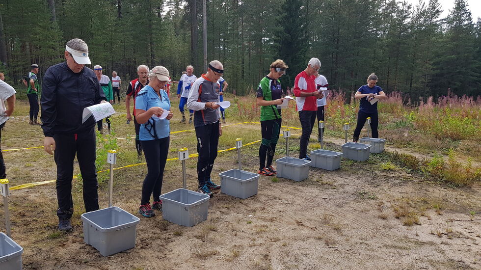 Klart til start for bl.a. Nina Smedstad (til høyre) som vant D 5,5 km.