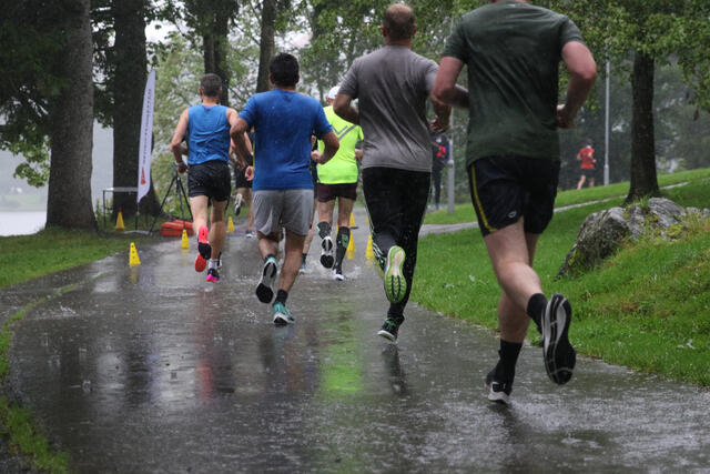 Her passer løperne 1. runde, det skvetter godt fra joggeskoene som treffer asfalten