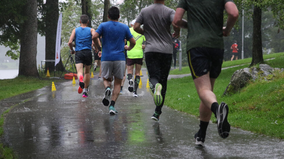 Her passer løperne 1. runde, det skvetter godt fra joggeskoene som treffer asfalten