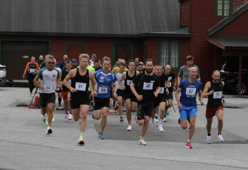 Fra starten på det fjerde sommerløpet der 24 deltakere valgte 5 km og 22 løpere sprang 10 km
