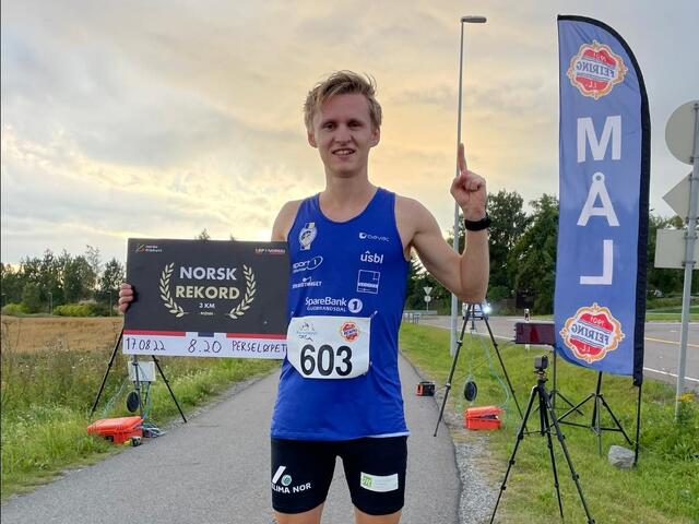 Petter Johansen med det synlige beviset på at han er er en rekordholder. - Enn så lenge har jeg rekorden. Det er kjempekult, sier Petter. (Arrangørfoto)