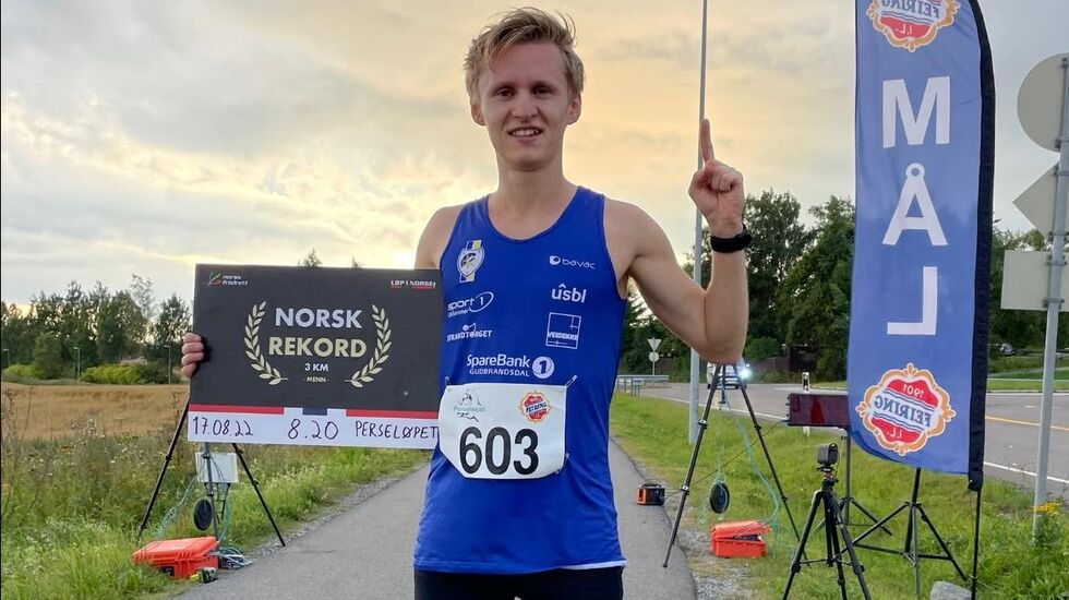 Petter Johansen med det synlige beviset på at han er er en rekordholder. - Enn så lenge har jeg rekorden. Det er kjempekult, sier Petter. (Arrangørfoto)