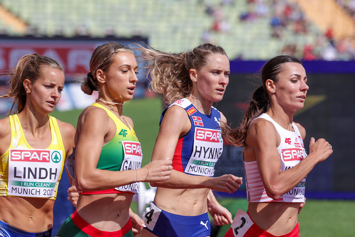 Duell: Hedda Hynne og Lovisa Lindh har løpt i mange 800 m-felt mot hverandre. Ingen av dem var i god gammel form så det ble jevnt denne gangen også. (Foto: Arne Dag Myking)