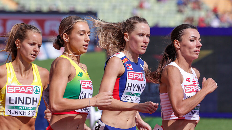 Duell: Hedda Hynne og Lovisa Lindh har løpt i mange 800 m-felt mot hverandre. Ingen av dem var i god gammel form så det ble jevnt denne gangen også. (Foto: Arne Dag Myking)