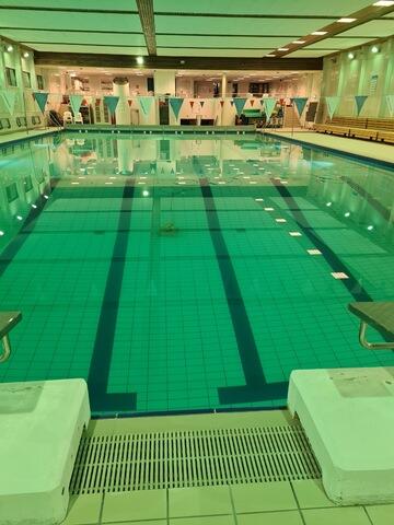 Bassenget fylt med vann