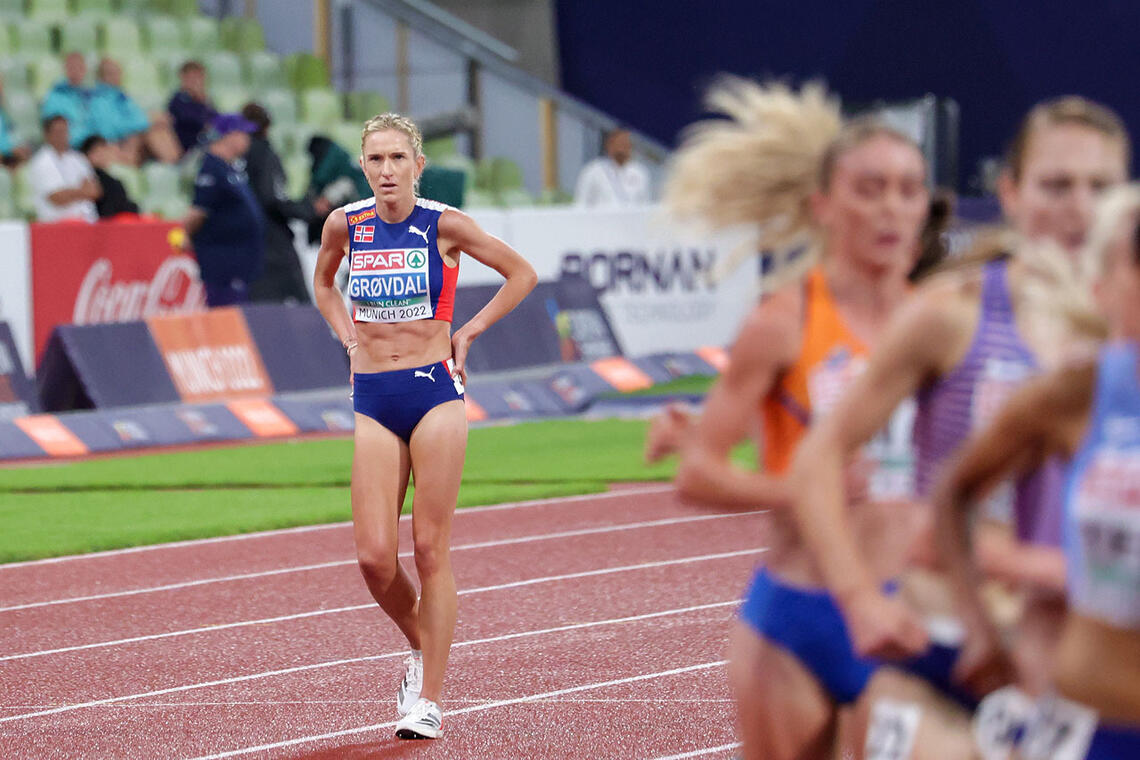 Brøt 5000 m-løpet: Vel halvveis måtte Karoline Bjerkeli Grøvdal gi opp håpet om en medalje i München. (Foto: Arne Dag Myking)