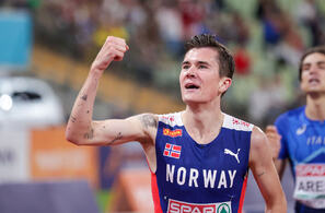 Jakob Ingebrigtsen kan juble over at han lykkes å vinne EM-gull i sin favorittdistanse 1500 meter. (Alle foto: Arne Dag Myking)