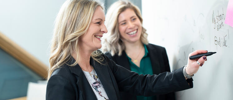 J og A ved tavle ide