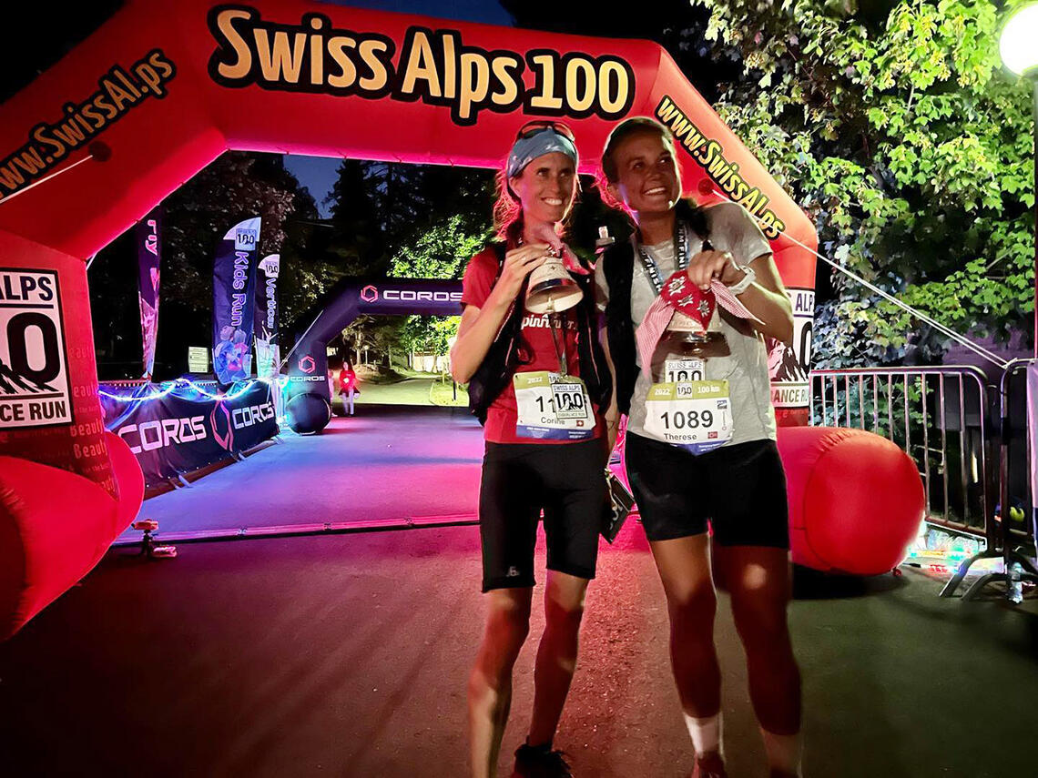 Therese Nordbø (til høgre) kunne glede seg over andreplass i Swiss Alps 100 etter å ha slått Corine Kageter med 1 sekund i spurten. (Foto: arrangøren)