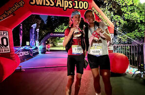 Therese Nordbø (til høgre) kunne glede seg over andreplass i Swiss Alps 100 etter å ha slått Corine Kageter med 1 sekund i spurten. (Foto: arrangøren)
