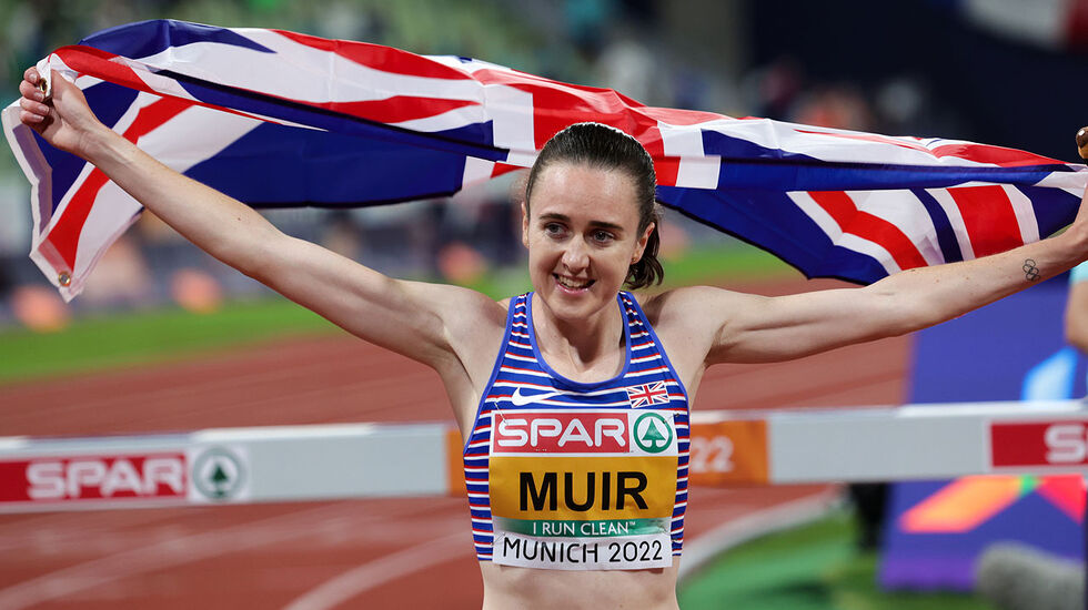 Union Jack: Laura Muir feirer 1500 m-seieren med det britiske flagget.  (Foto: Arne Dag Myking)