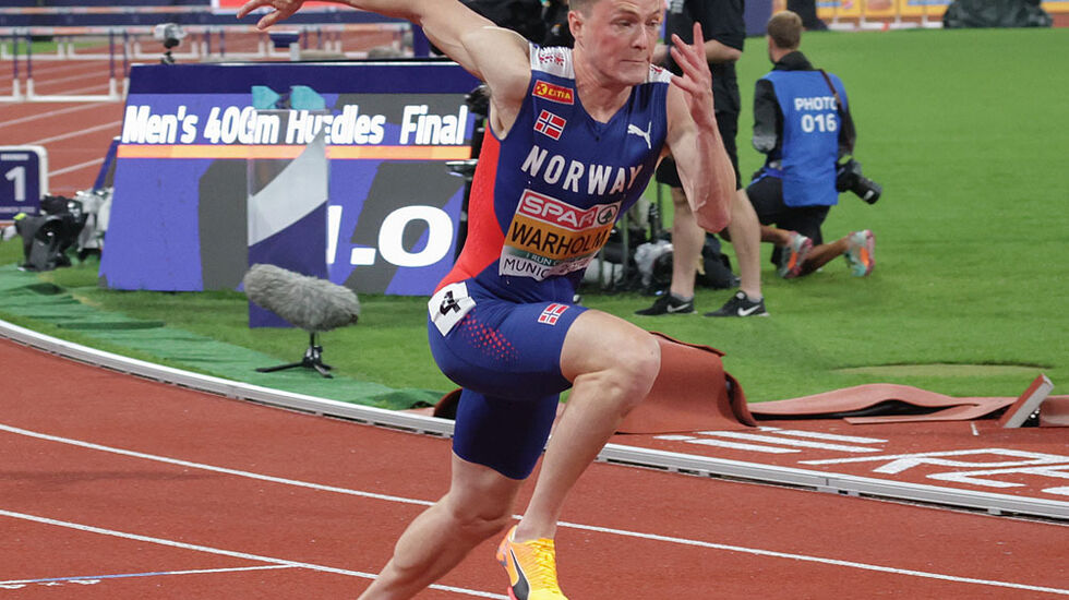 Fra første meter: Karsten Warholm var virkelig tent for å vise hva han kan og ga gass fra første meter. (Foto: Arne Dag Myking)