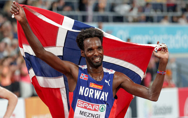 Zerei Kbrom Mezngi som her jubler for EM-sølv på 10000 m, gjør en spennende sesongåpning på halvmaraton. (Foto: Arne Dag Myking)