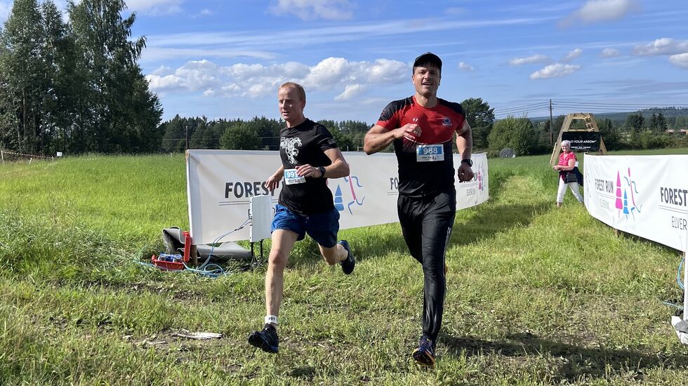Thomas Rønningen (til venstre) og Robert Paulsbyen side om side over mål etter 8 km med hindringer i tøft terreng. (Foto: Arrangøren)