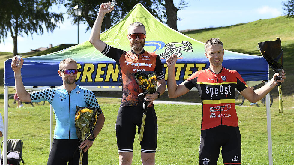 Premiepallen i Grenserittet for menn i aldersklassen 40-44 år. Magnus Cederholm (midten) vant foran Remi Knudsen (venstre) og Fride Bokerød (høyre). (Alle foto: Bjørn Johannessen)