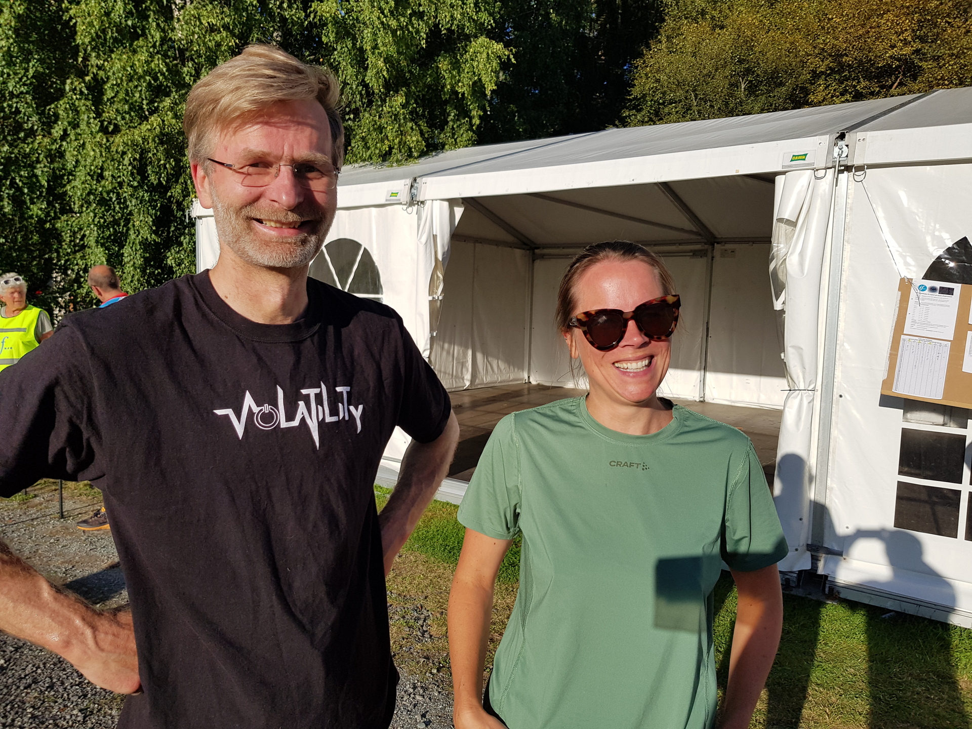 Michael Sætvedt  og Mari Norstad Opsahl smilte om kapp med sola som raskeste løpere på langløypa.jpg