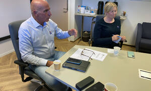 Harald Heierås og Helga Anette Melhus fra trygg Trafikk under re-godkjenningsmøtet