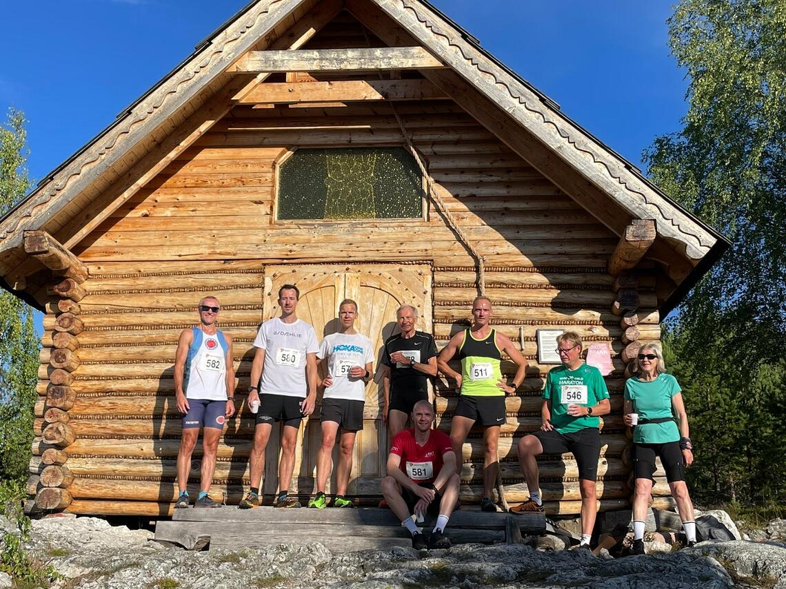 Alle deltakerne samlet ved Skåråsberget skogskapell, også kalt Jordbærkirka, i Vallset. (Foto fra Hamarkarusellens facebookside)