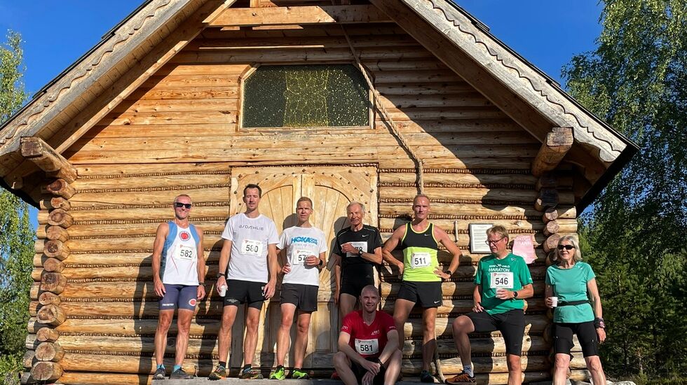 Alle deltakerne samlet ved Skåråsberget skogskapell, også kalt Jordbærkirka, i Vallset. (Foto fra Hamarkarusellens facebookside)