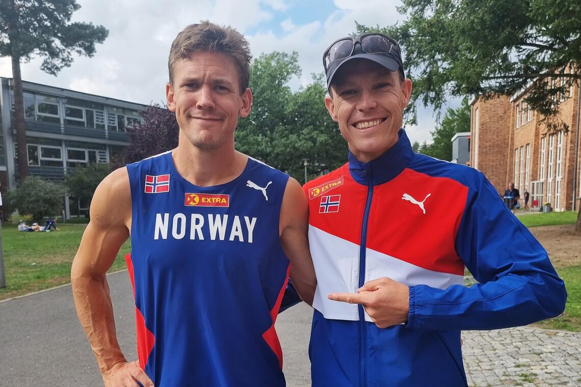Sebastian Conrad Håkansson (til venstre) satte en fantastisk norsk og nordisk rekord da han kom på 4. plass i VM 100 km i 2022. På bildet er han sammen med Jo Ingen Norum som var vår andre deltaker i VM. (Foto: Aina Nygård)