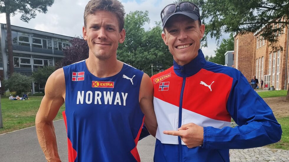 -Han der er rå utøver! Jo Inge Norum peker på Sebastian Conrad Håkonssen som løp inn til 4. plass i VM 100 km i Berlin. (Foto: Aina Nygård)