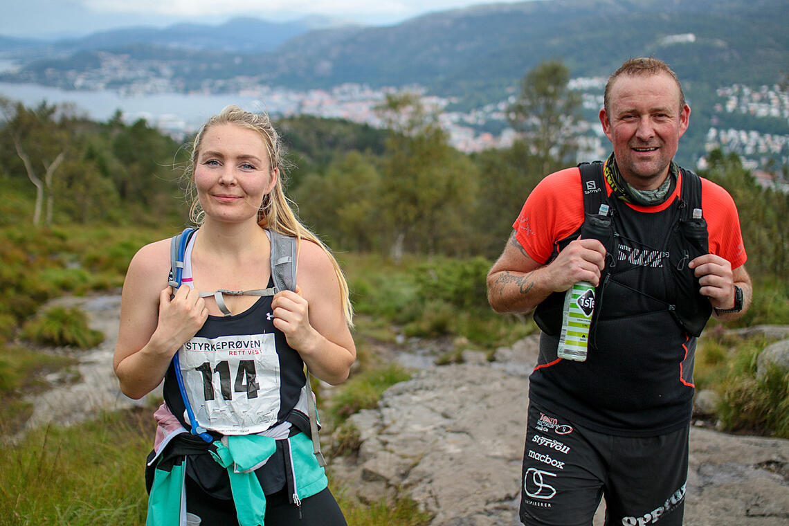 Kaja Herfindal og Trond-Ove Wik er ved godt mot, her på vei opp Løvstakken. (foto: Arne Dag Myking)