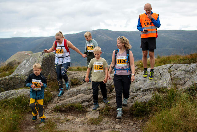 Det var flere familier som hadde tatt turen til Løvstakken Opp. (Foto. Arne Dag Myking)