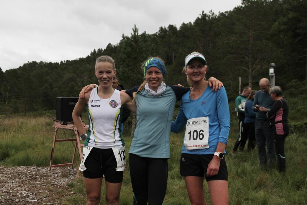De tre beste jentene i den lengste løypen som gikk over heile Emblemsfjellet.. Fra venstre, Linda Hovde (nr. 2), Mari Torvanger (vinner) og Louise Skak (nr. 3)