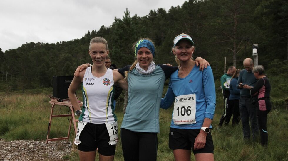De tre beste jentene i den lengste løypen som gikk over heile Emblemsfjellet.. Fra venstre, Linda Hovde (nr. 2), Mari Torvanger (vinner) og Louise Skak (nr. 3)