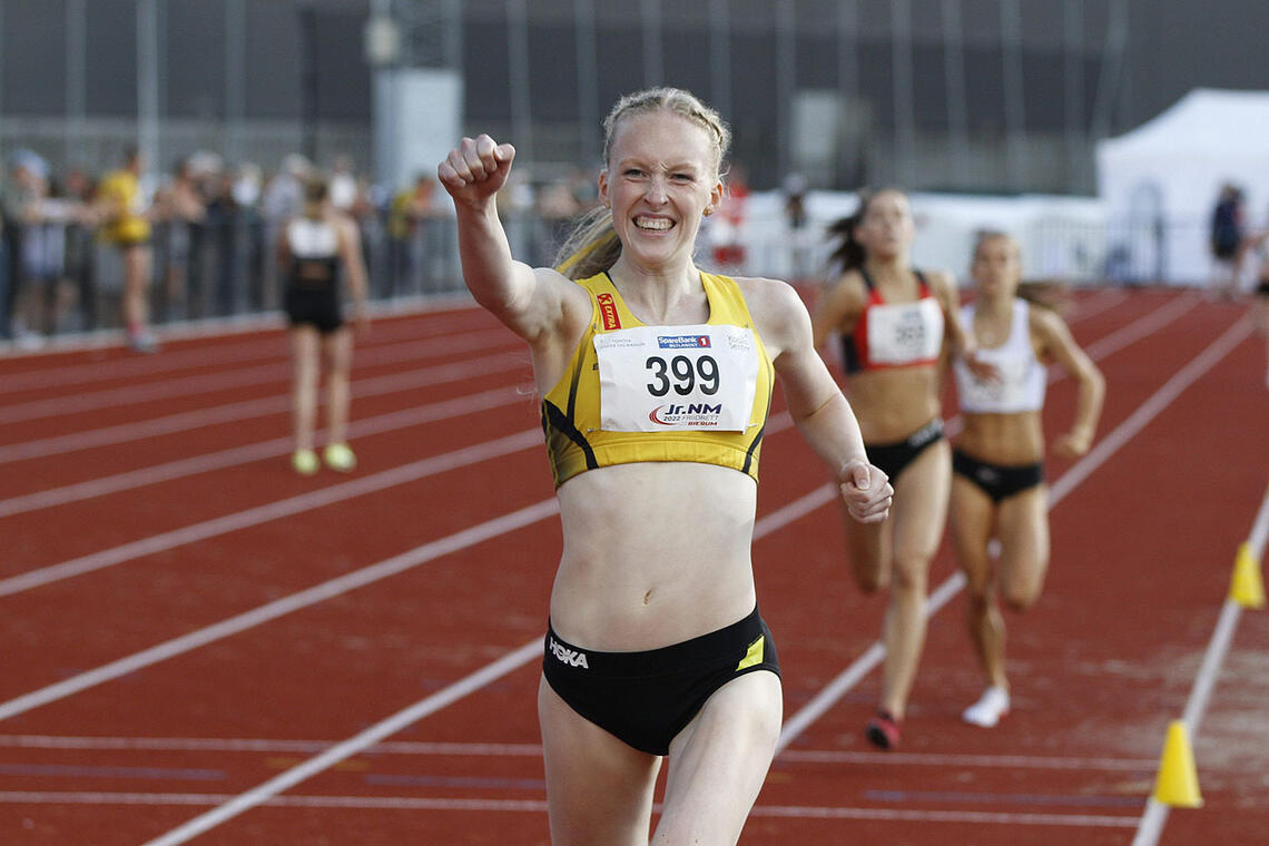 Grete Tyldum jubler for seier på 1500 meter i junior-NM. (Foto: Dag Eliassen)
