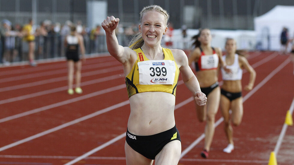 Grete Tyldum jubler for seier på 1500 meter i junior-NM. (Foto: Dag Eliassen)
