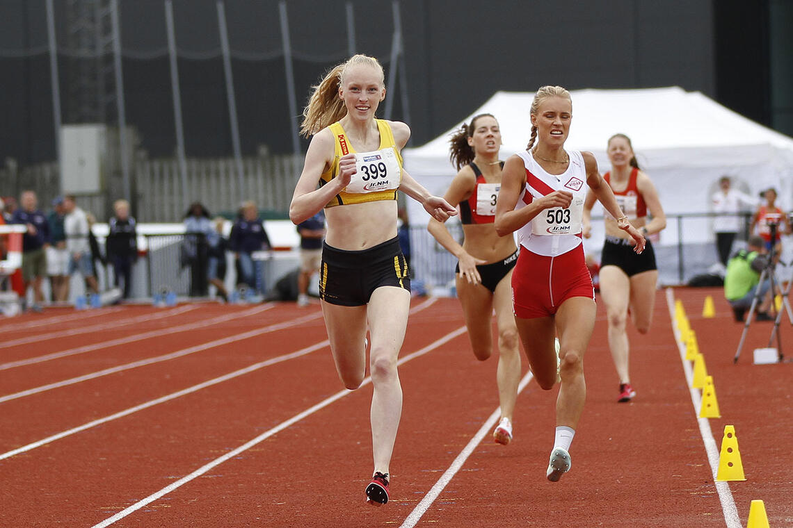 Grethe Tyldum spurter fra Pernille Karlsen Antonsen på 800 meter. (Foto Dag Eliassen)