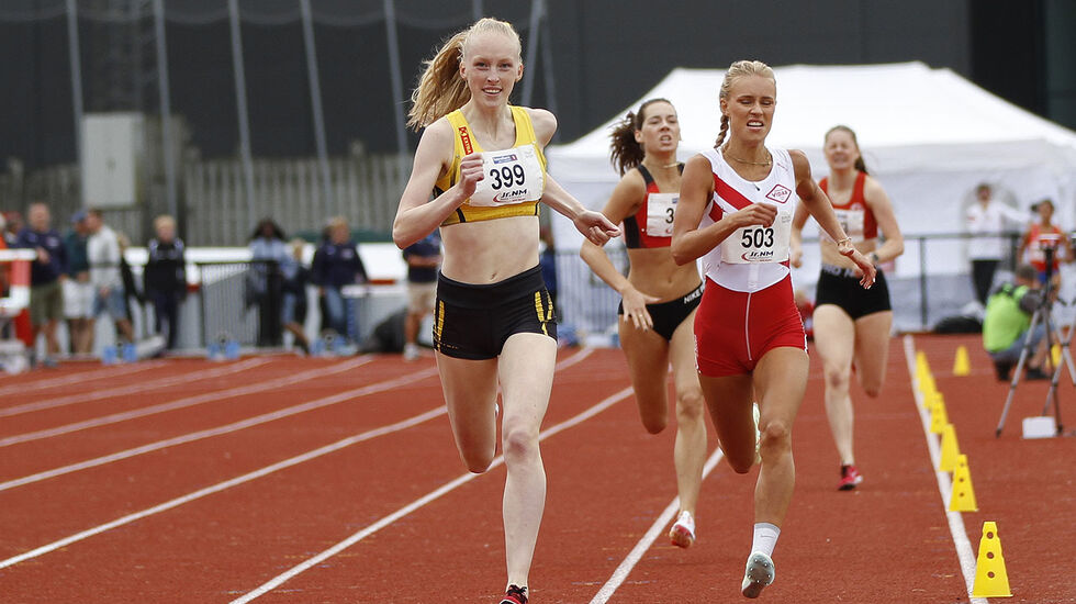 Grethe Tyldum spurter fra Pernille Karlsen Antonsen på 800 meter. (Foto Dag Eliassen)