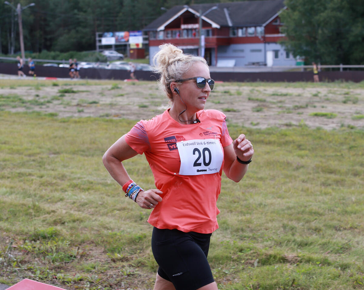 Therese_Falk_og_Skistua_AZ3T6190