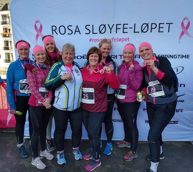 Arrangør og løpere fra Velledalen IL i et tidligere Rosa Sløyfe-løp
